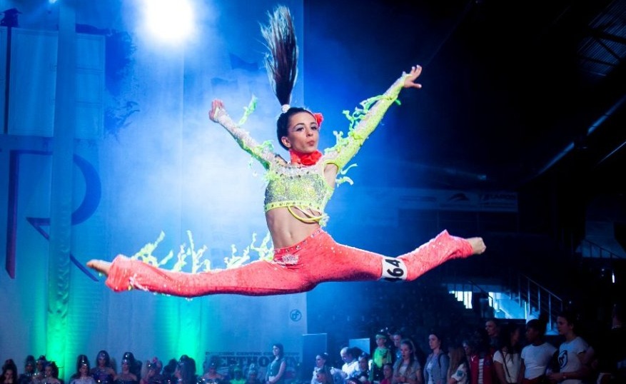 Discodansare i ett energifyllt hopp, bild från Dancemanias danssida