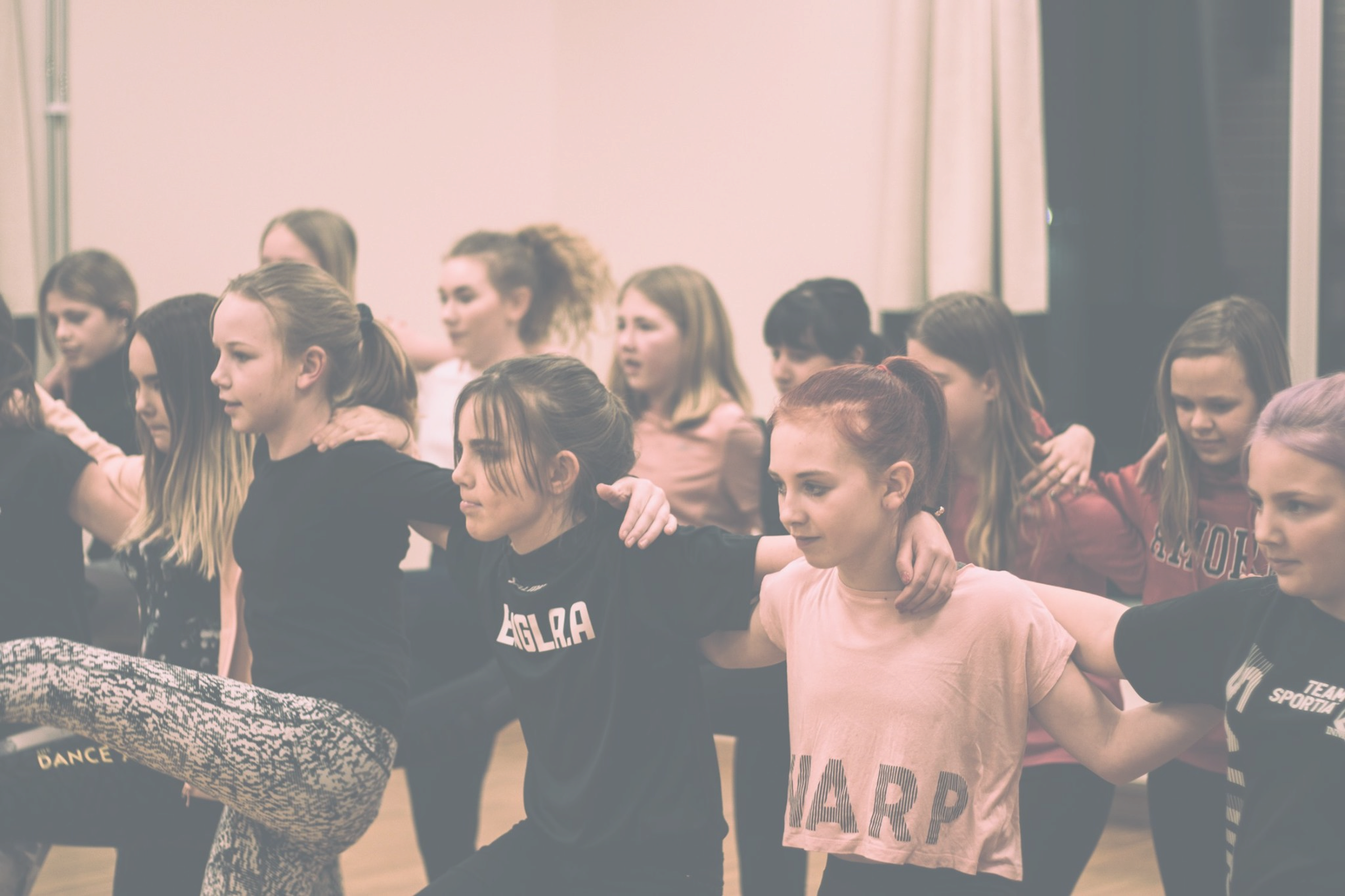Barn och ungdomar dansar tillsammans